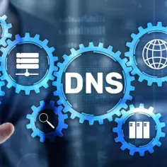 Biznesmen dotyka ekranu, aktywując mechanizm DNS. Ikony symbolizują dom, wyszukiwanie, serwery i sieć.
