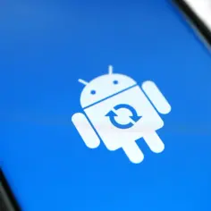 Ikona robota Android z symbolem odświeżania na niebieskim tle. To znak, że czekają Cię aktualizacje systemu Android.
