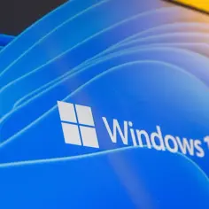 Niebieskie fale z logo Windows 11. Nawet stary komputer może dostać nowe życie z tym systemem.