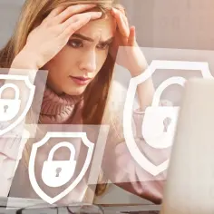 Zmartwiona kobieta z rękami na głowie widzi na ekranie laptopa symbole kłódek, sugerujące, że jej datezone połączenie nie jest prywatne.