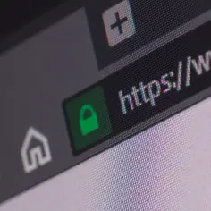 Zielona kłódka i adres strony z `https` świadczą o bezpiecznym połączeniu, chronionym przez HSTS.