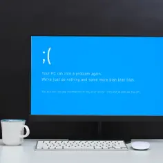 Komputer wyświetla niebieski ekran Windows 10 z zabawnym komunikatem o błędzie: "Your PC ran into a problem again. We're just do nothing and some more blah blah blah.