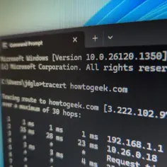 Polecenie `tracert` w wierszu poleceń Windows, pokazujące trasę do howtogeek.com z pomiarami czasu odpowiedzi.