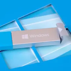 Pendrive z logo Windows, gotowy do instalacji systemu Windows 10.