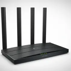 Czarny router z czterema antenami, idealny do domu. Zastanawiasz się, jaki router do domu wybrać? Ten model zapewni szybkie i stabilne połączenie.