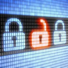 Cyfrowe kłódki na ekranie, jedna otwarta na czerwono, symbolizuje lukę, jak w przypadku rootkit.