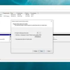 Kreator w Zarządzaniu dyskami w Windows 11 pozwala przypisać literę dysku, ułatwiając zarządzanie partycjami.