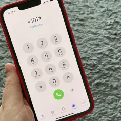 Wybieranie numeru *101# na telefonie iPhone, aby sprawdzić dostępne kody T-Mobile na kartę.