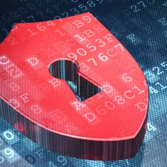Czerwona tarcza z kluczową dziurką, symbolizująca bezpieczeństwo danych i zgodność z PCI DSS, na tle cyfrowego kodu.