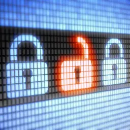 Cyfrowe kłódki na ekranie, jedna otwarta na czerwono, symbolizuje lukę, jak w przypadku rootkit.