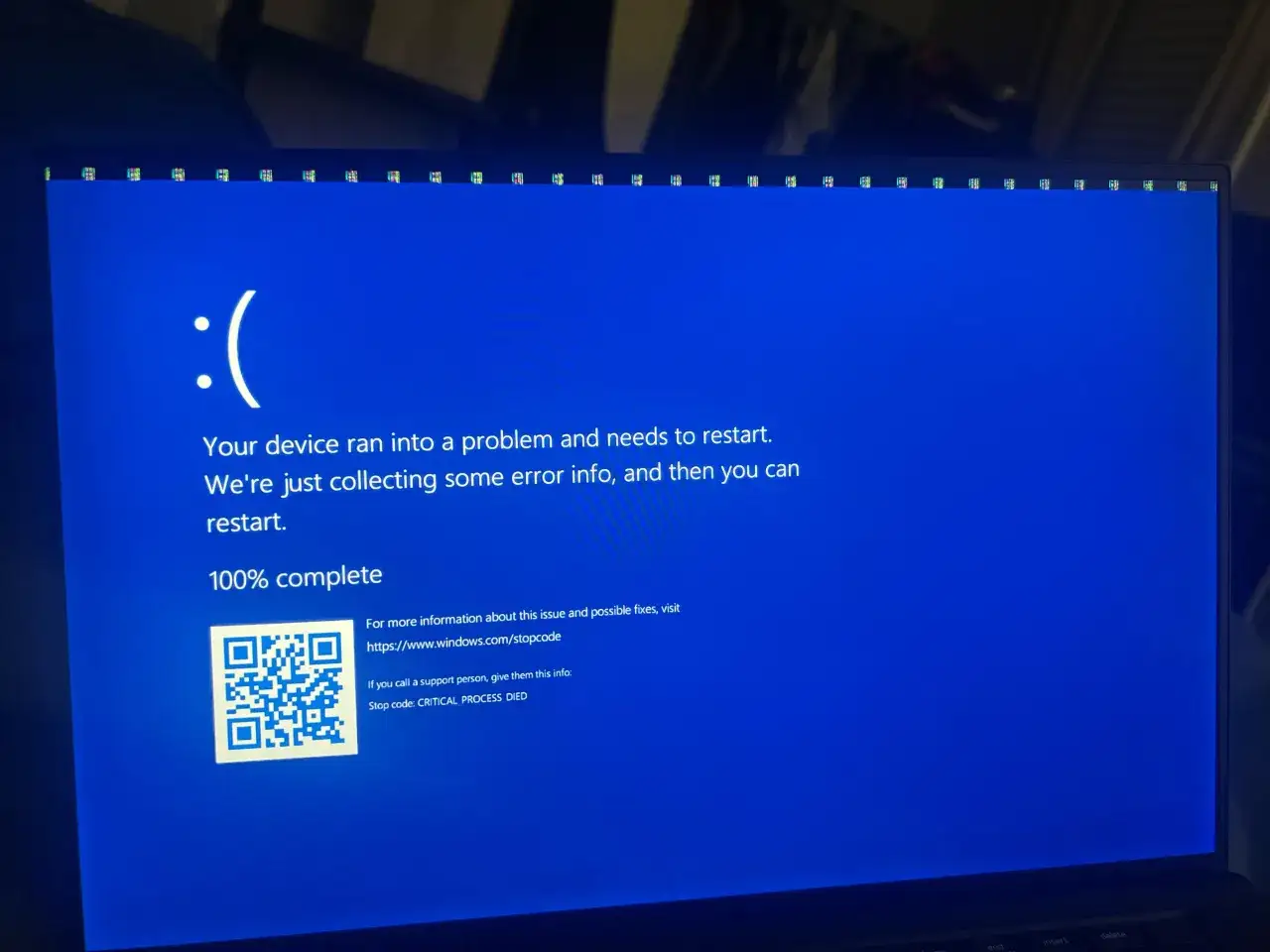 Smutna buźka na niebieskim ekranie Windows 10. Komputer napotkał problem i zbiera informacje o błędzie.