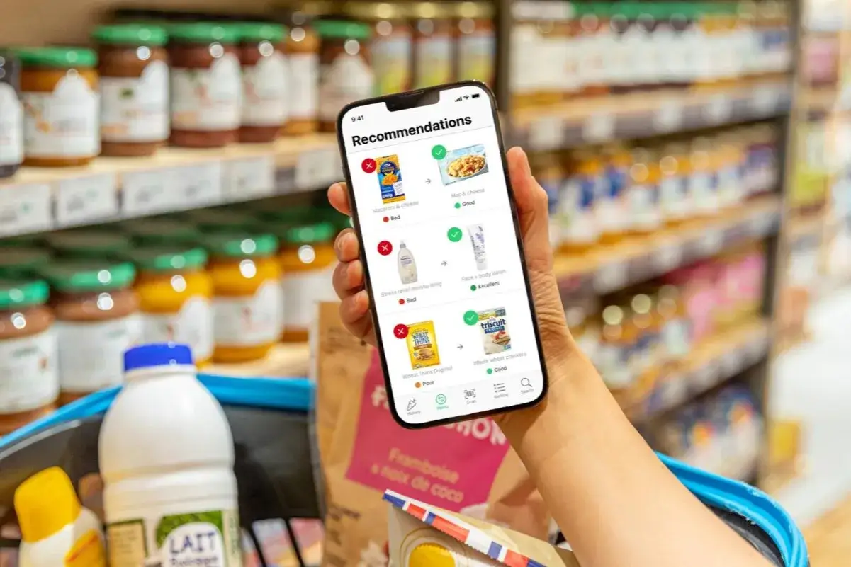 Aplikacja zdrowe zakupy pokazuje rekomendacje produktów w sklepie. Ułatwia wybór lepszych alternatyw, jak makaron czy krem do ciała.