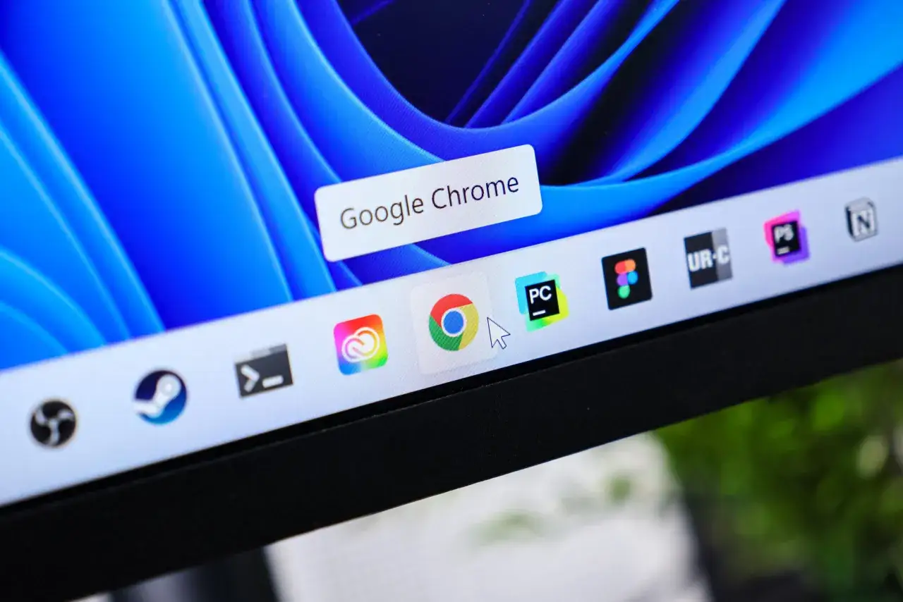 Pasek zadań z ikoną Google Chrome, gotową do aktualizacji. Obok inne aplikacje.