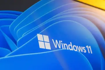 Niebieskie fale z logo Windows 11. Nawet stary komputer może dostać nowe życie z tym systemem.