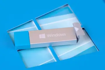 Pendrive z logo Windows, gotowy do instalacji systemu Windows 10.