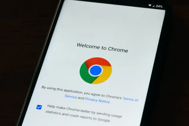 Ekran powitalny Google Chrome po aktualizacji. Widoczny jest kolorowy logotyp przeglądarki i tekst "Welcome to Chrome".