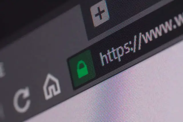 Zielona kłódka i adres strony z `https` świadczą o bezpiecznym połączeniu, chronionym przez HSTS.