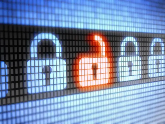 Cyfrowe kłódki na ekranie, jedna otwarta na czerwono, symbolizuje lukę, jak w przypadku rootkit.