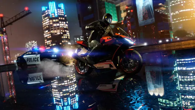 Motocyklista ścigany przez policję w nocnym mieście. Ulepszona grafika GTA V z neonami i odbiciami na mokrej nawierzchni.